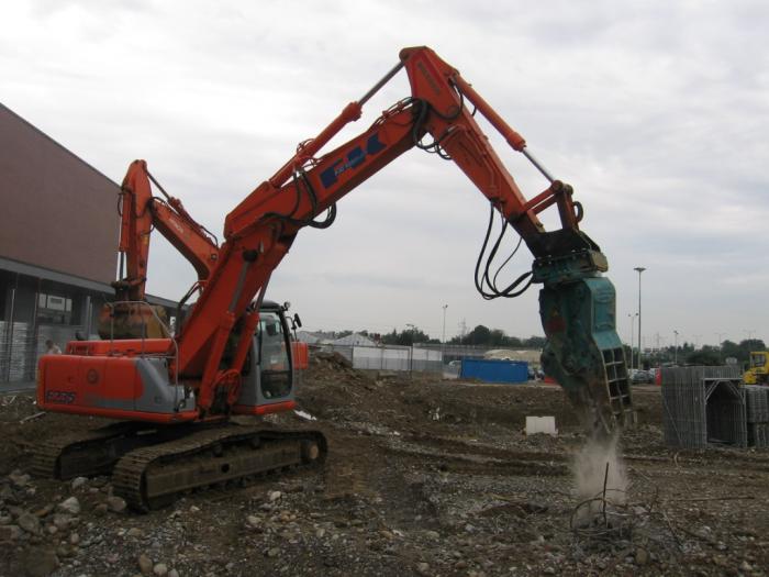 demolizione con Fiat Kobelco E235