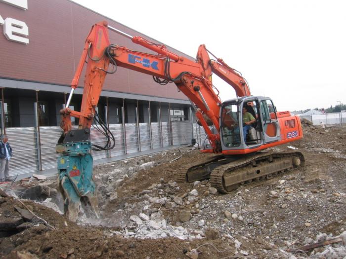 demolizione con Fiat Kobelco E235