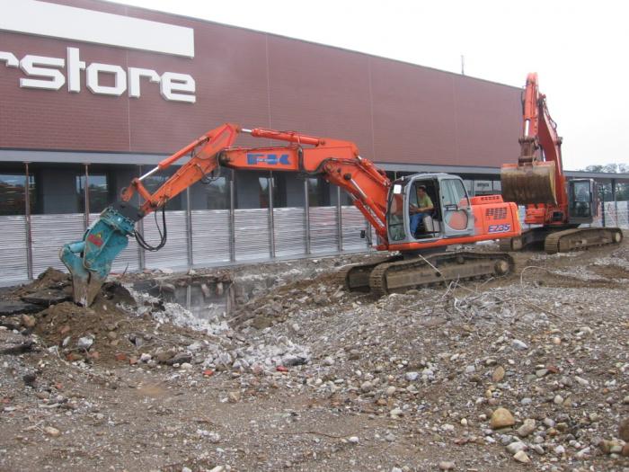 demolizione con Fiat Kobelco E235