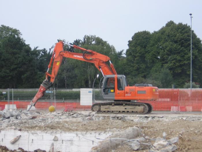 Hitachi Zaxis 240 con martellone