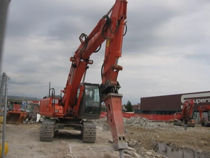 Hitachi Zaxis 240 con martellone