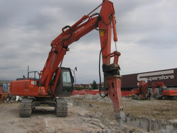 Hitachi Zaxis 240 con martellone