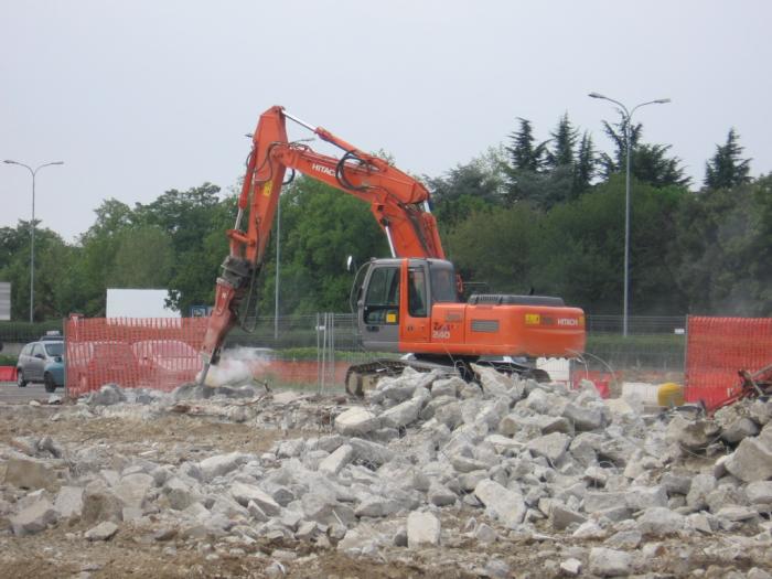 Hitachi Zaxis 240 con martellone