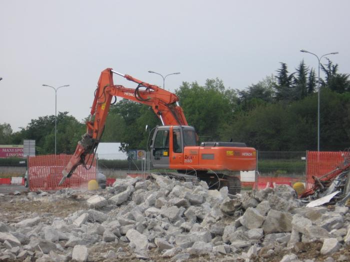 Hitachi Zaxis 240 con martellone