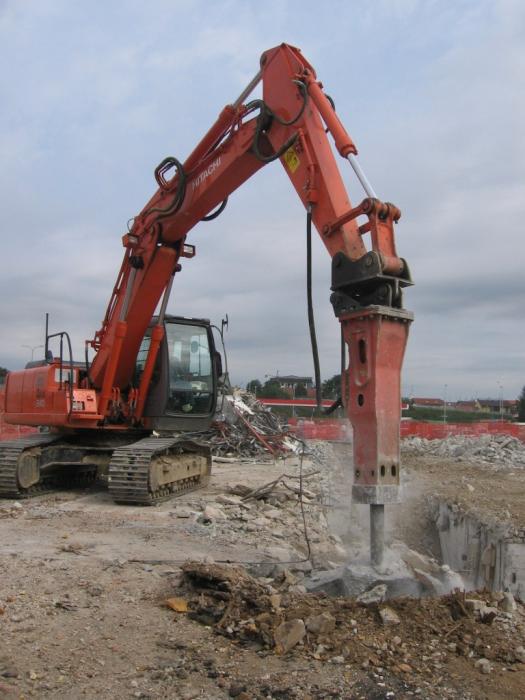 Hitachi Zaxis 240 con martellone