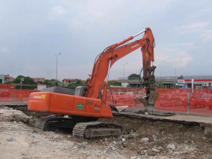 Hitachi Zaxis 350LCN con pinza