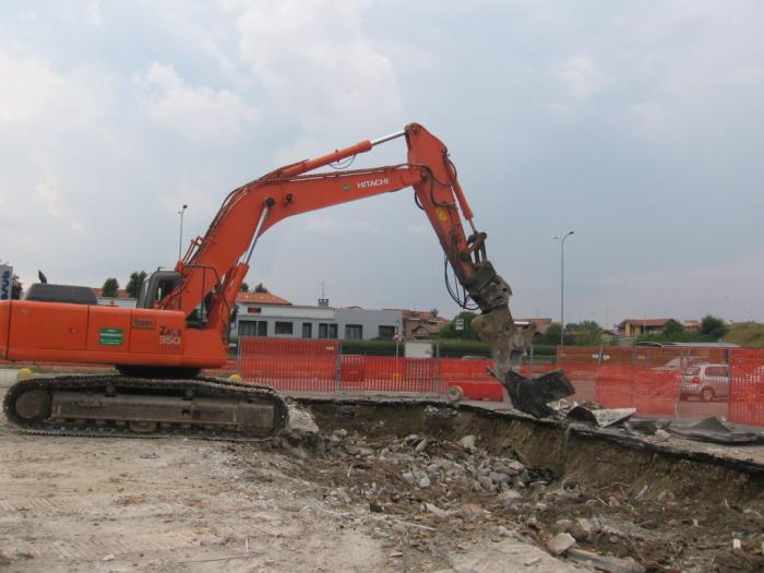 Hitachi Zaxis 350LCN con pinza