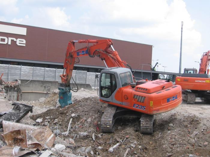 Fiat Kobelco E235 con frantumatore