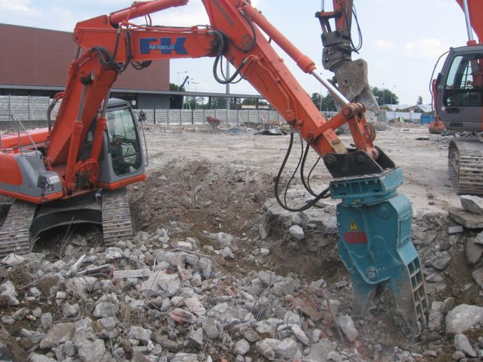 Fiat Kobelco E235 con frantumatore