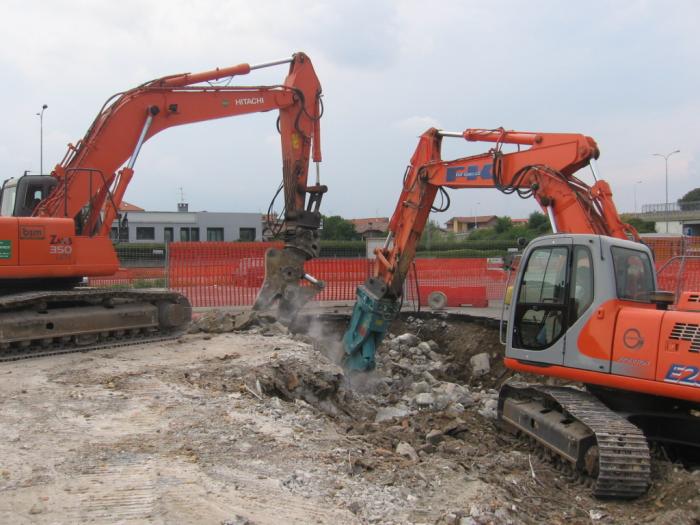 Hitachi Zaxis 350LCN con pinza e Fiat Kobelco E 235 con frantumatore