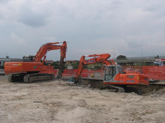 Hitachi Zaxis 350LCN con pinza e Fiat Kobelco E 235 con frantumatore