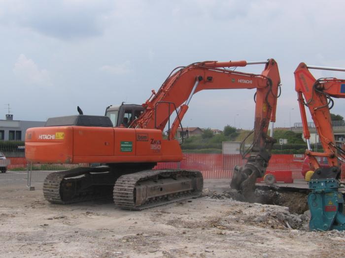 Hitachi Zaxis 350LCN con pinza