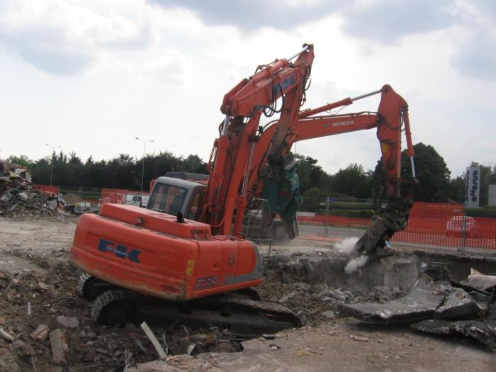 Hitachi Zaxis 350LCN con pinza e Fiat Kobelco E 235 con frantumatore