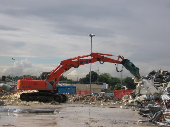 Fiat Kobelco E235 con frantumatore