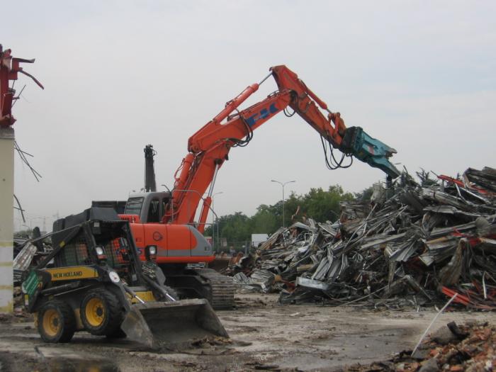 Fiat Kobelco E235 con frantumatore e minipala New Holland