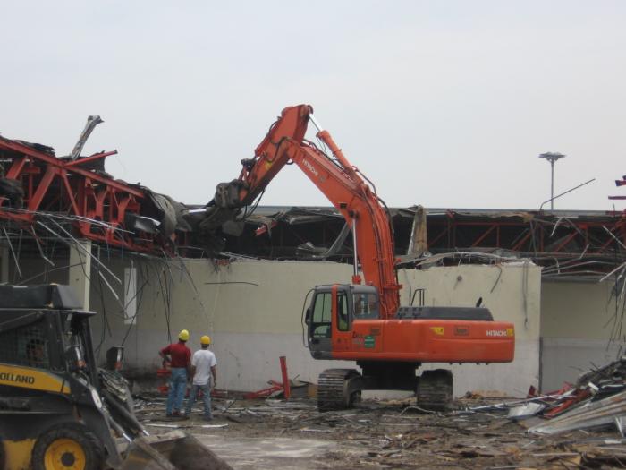 demolizione edificio con Hitachi Zaxis 350LCN