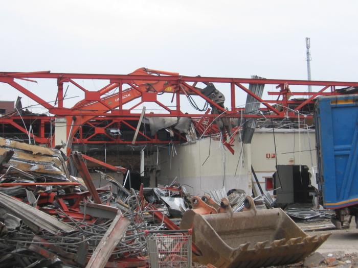 demolizione edificio con Hitachi Zaxis 350LCN