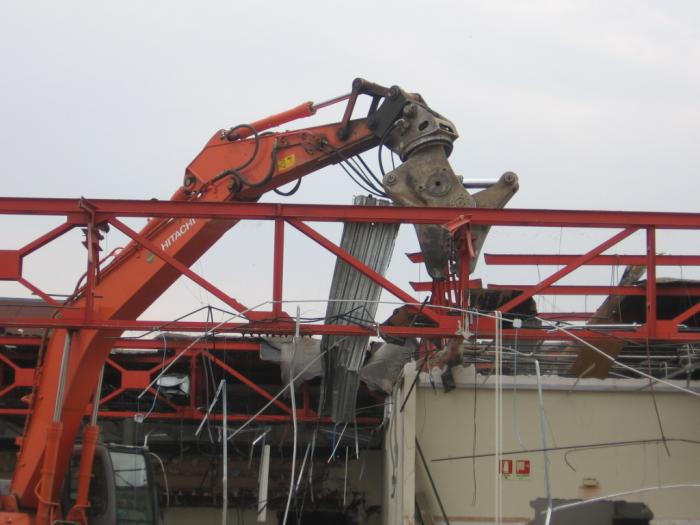 demolizione edificio con Hitachi Zaxis 350LCN