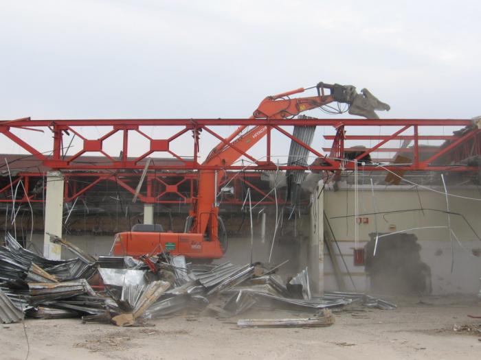 demolizione edificio con Hitachi Zaxis 350LCN