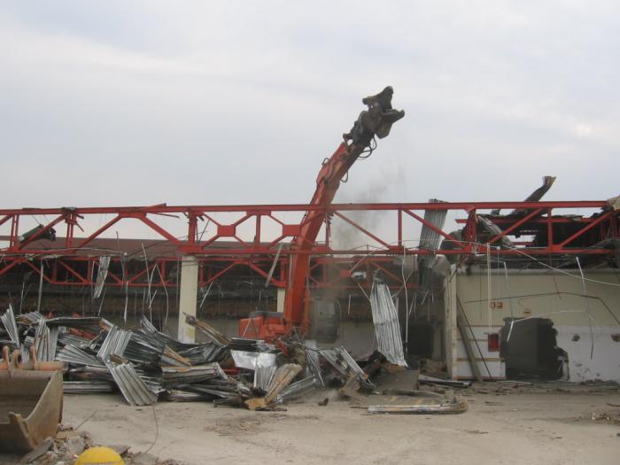 demolizione edificio con Hitachi Zaxis 350LCN