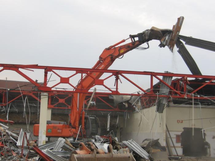 demolizione edificio con Hitachi Zaxis 350LCN