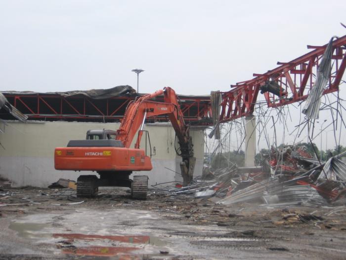 demolizione edificio con Hitachi Zaxis 350LCN