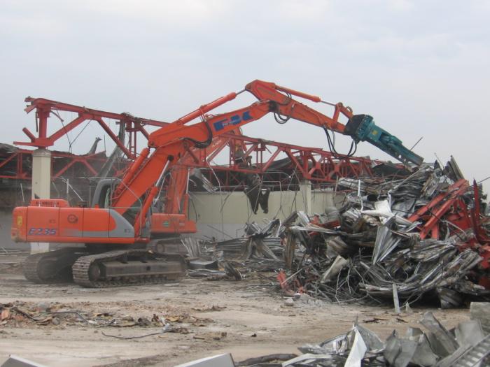 Fiat Kobelco E235 con frantumatore