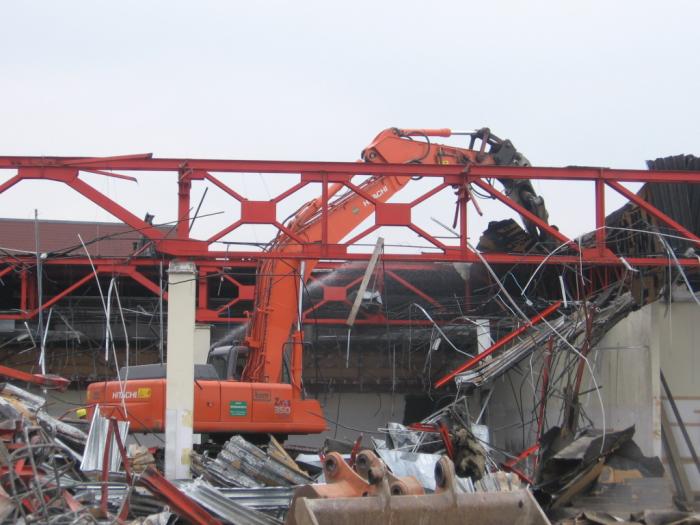 demolizione edificio con Hitachi Zaxis 350LCN