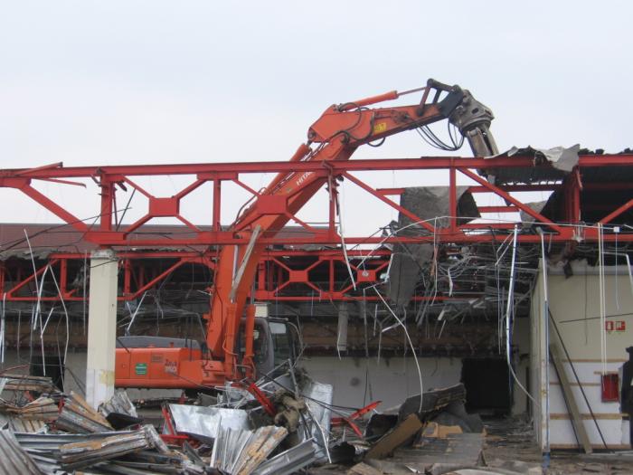 demolizione edificio con Hitachi Zaxis 350LCN