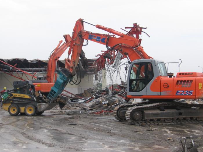 Fiat Kobelco E235 con frantumatore e minipala New Holland