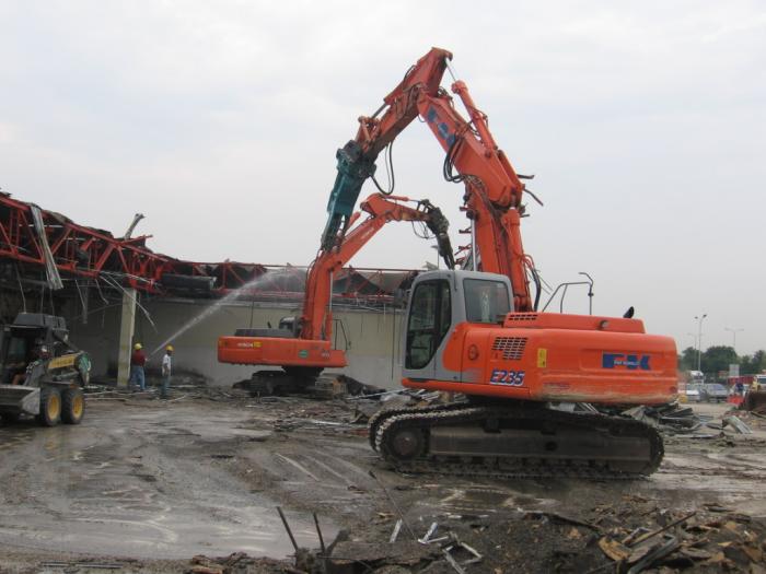 Hitachi Zaxis 350LCN e Fiat Kobelco E 235 con frantumatore