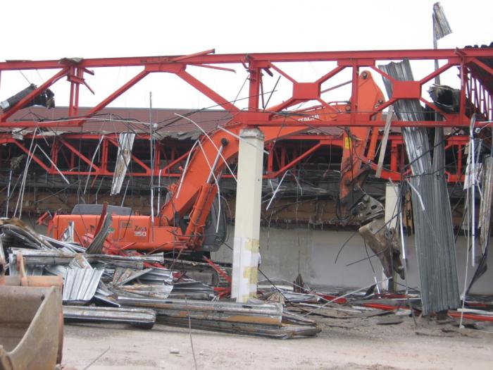 demolizione edificio con Hitachi Zaxis 350LCN