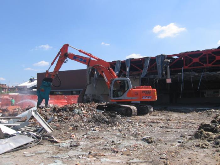 Fiat Kobelco E235 con frantumatore