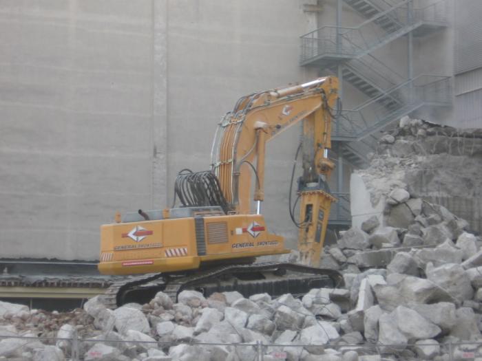 Liebherr 974 con martellone