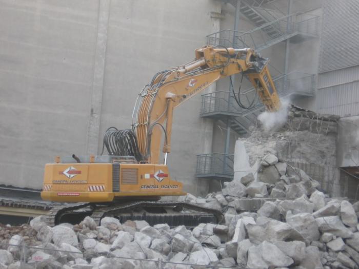 Liebherr 974 con martellone