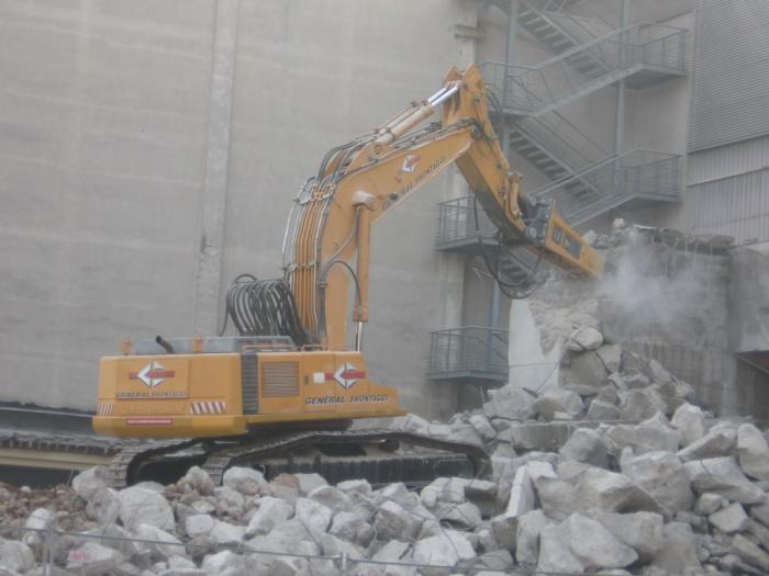 Liebherr 974 con martellone