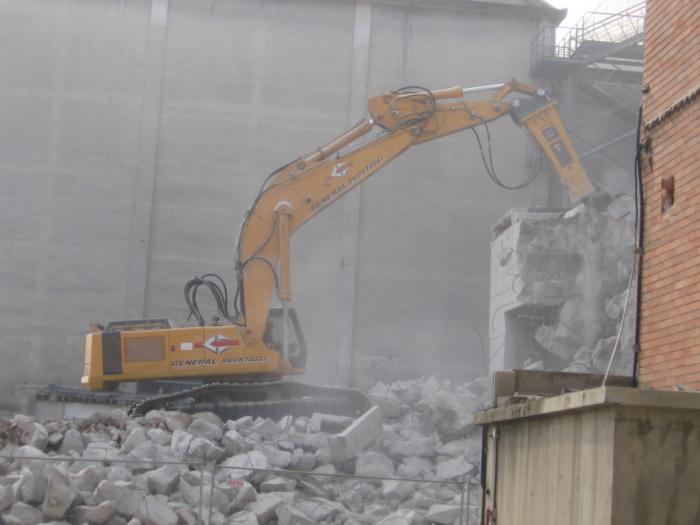 Liebherr 974 con martellone