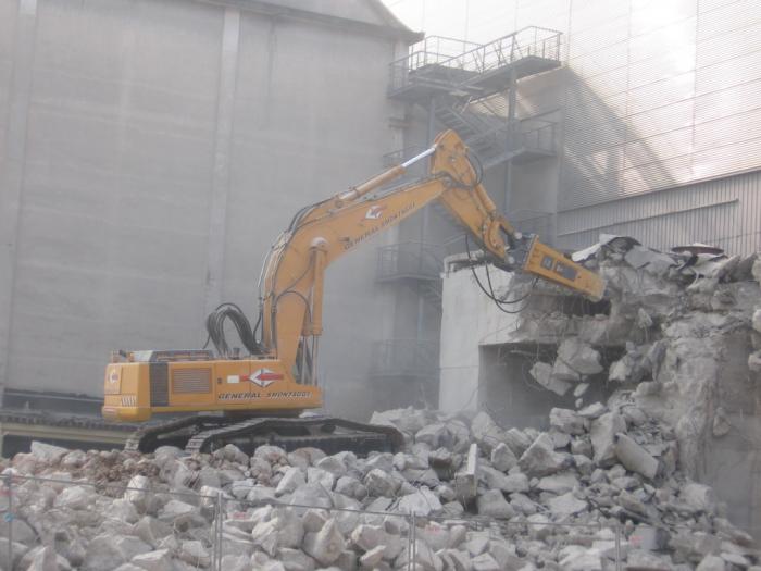 Liebherr 974 con martellone