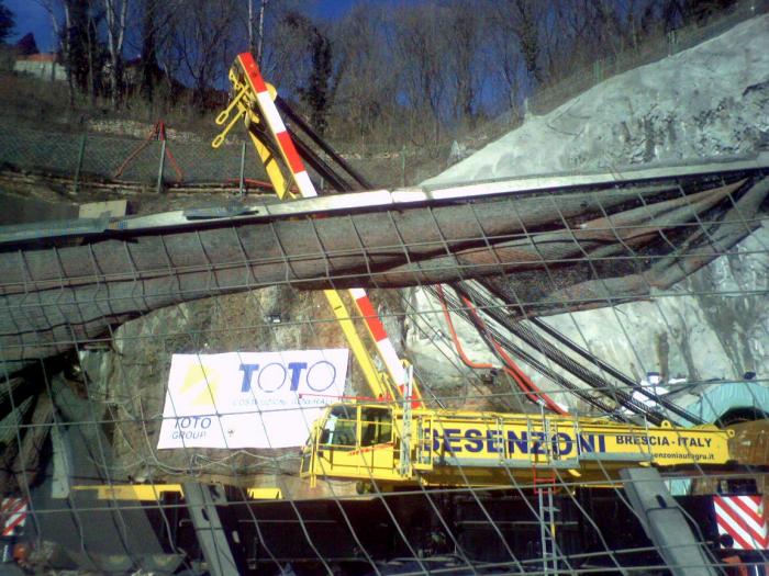 Autogru in fase di montaggio
