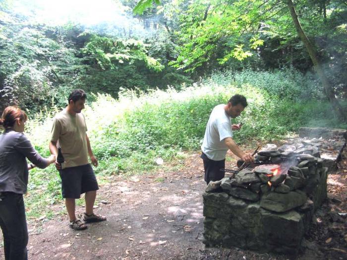 Eugenio, Barnaba e fidanzata nei pressi del Barbecue