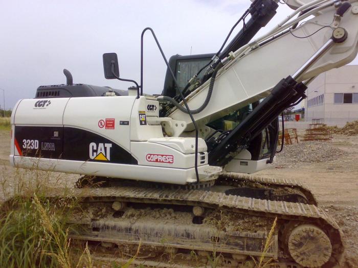 CAT 323D