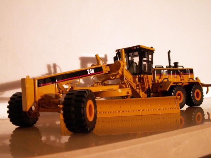 Grader CAT 24H