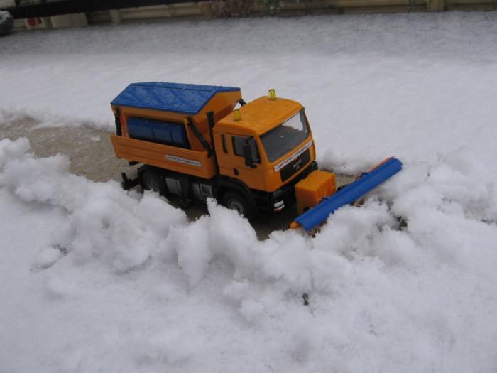 prima neve, e i mezzi sono già  al lavoro.....