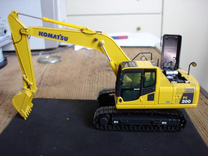 Komatsu pc200-8