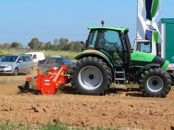 Deutz-Fahr Agrotron 130 con fresa Maschio