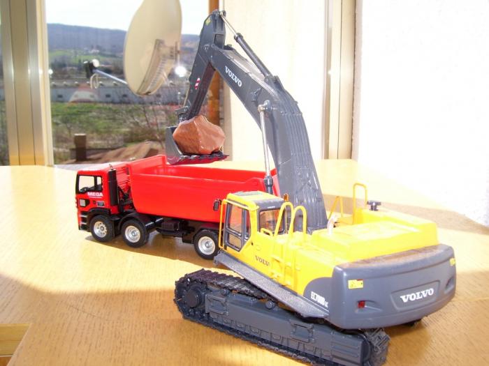 Volvo Ec700 vs Man 4Assi