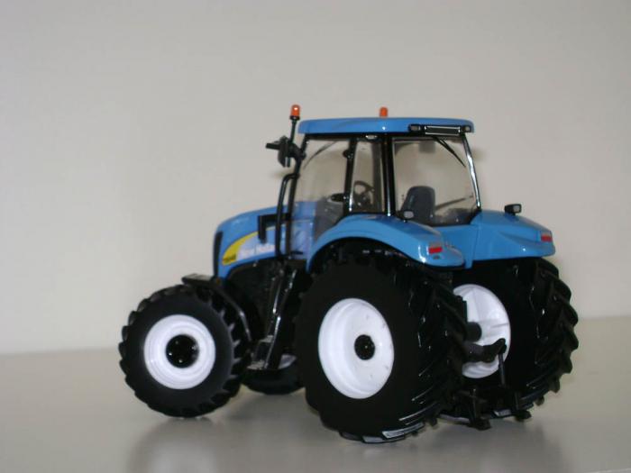 New Holland T 8040 dietro