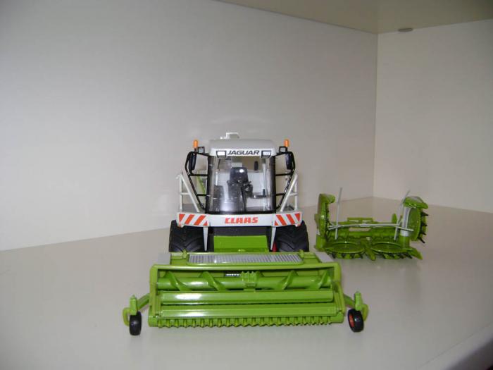 Claas Jaguar 900 davanti