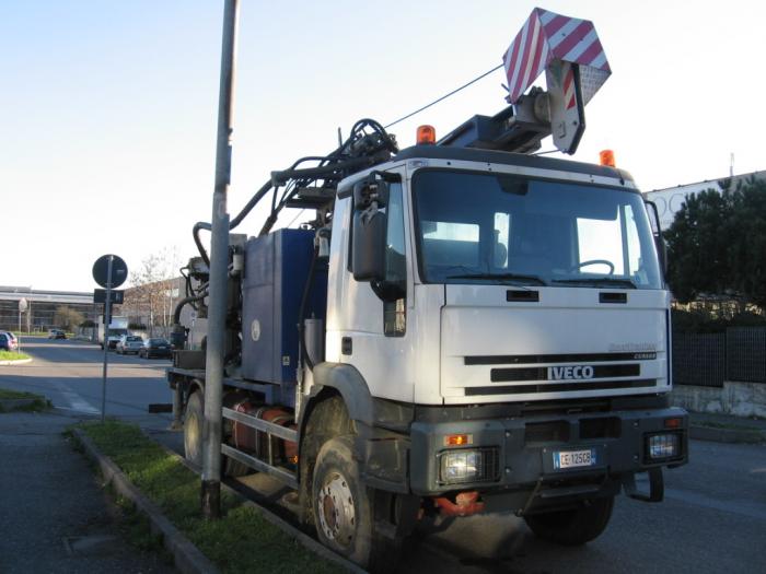 Iveco Eurotrakker Cursor 4x4 con trivella