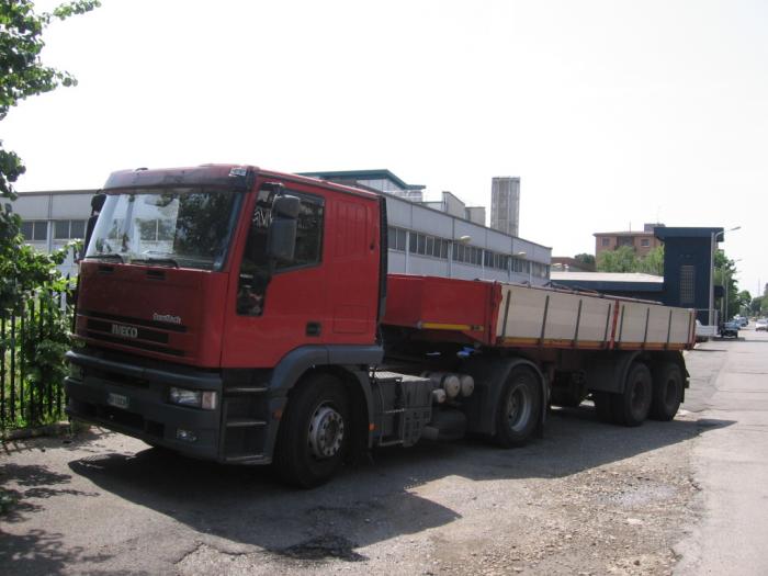 Iveco 440E42 con semirimorchio trasporto ferro